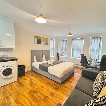 Stay Near Heathrow! Pristine, Convenient & Only 5 Mins To The Terminals Staines-upon-Thames Extérieur photo