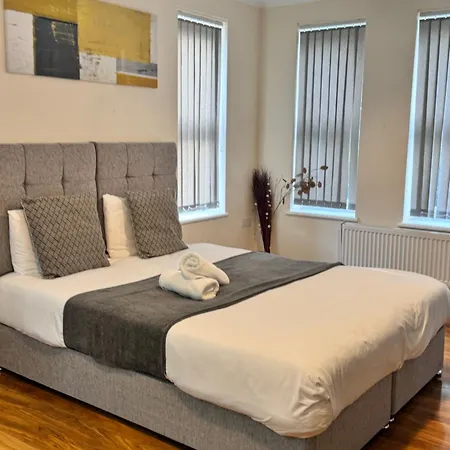 Stay Near Heathrow! Pristine, Convenient & Only 5 Mins To The Terminals Staines-upon-Thames Extérieur photo
