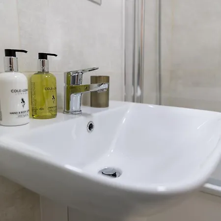 Stay Near Heathrow! Pristine, Convenient & Only 5 Mins To The Terminals Staines-upon-Thames Extérieur photo