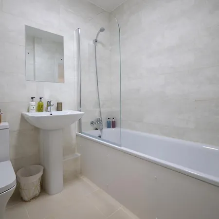 Stay Near Heathrow! Pristine, Convenient & Only 5 Mins To The Terminals Staines-upon-Thames Extérieur photo