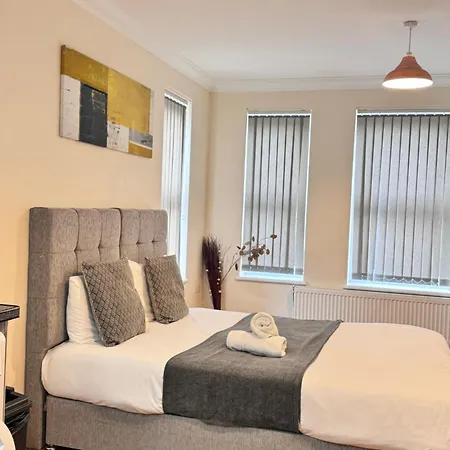 Stay Near Heathrow! Pristine, Convenient & Only 5 Mins To The Terminals Staines-upon-Thames Extérieur photo