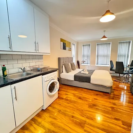 Stay Near Heathrow! Pristine, Convenient & Only 5 Mins To The Terminals Staines-upon-Thames Extérieur photo