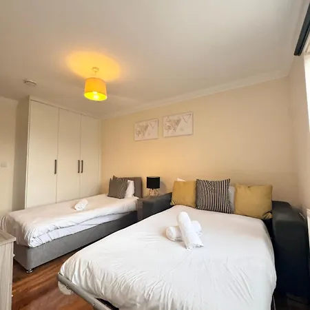 Stay Near Heathrow! Pristine, Convenient & Only 5 Mins To The Terminals Staines-upon-Thames Extérieur photo