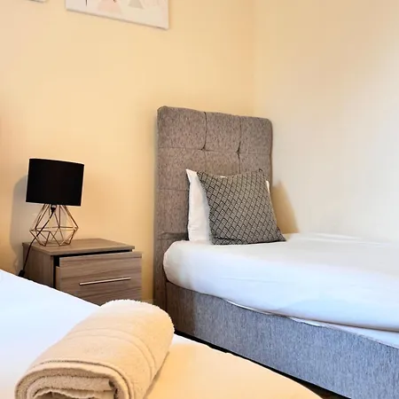 Stay Near Heathrow! Pristine, Convenient & Only 5 Mins To The Terminals Staines-upon-Thames Extérieur photo