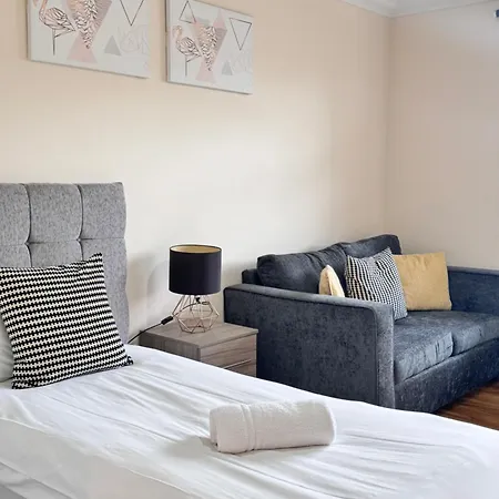 Stay Near Heathrow! Pristine, Convenient & Only 5 Mins To The Terminals Staines-upon-Thames Extérieur photo