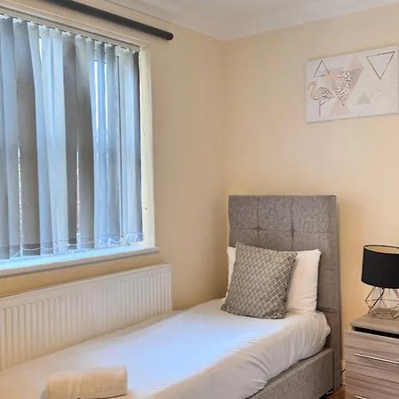 Stay Near Heathrow! Pristine, Convenient & Only 5 Mins To The Terminals Staines-upon-Thames Extérieur photo