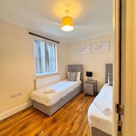 Stay Near Heathrow! Pristine, Convenient & Only 5 Mins To The Terminals Staines-upon-Thames Extérieur photo