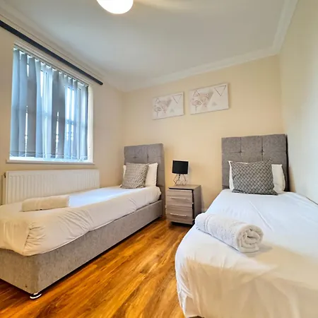Stay Near Heathrow! Pristine, Convenient & Only 5 Mins To The Terminals Staines-upon-Thames Extérieur photo