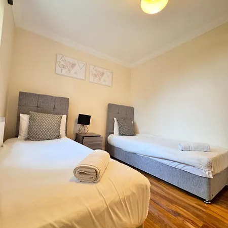 Stay Near Heathrow! Pristine, Convenient & Only 5 Mins To The Terminals Staines-upon-Thames Extérieur photo