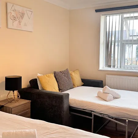 Stay Near Heathrow! Pristine, Convenient & Only 5 Mins To The Terminals Staines-upon-Thames Extérieur photo