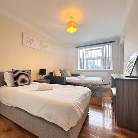 Stay Near Heathrow! Pristine, Convenient & Only 5 Mins To The Terminals Staines-upon-Thames Extérieur photo