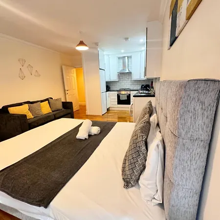 Stay Near Heathrow! Pristine, Convenient & Only 5 Mins To The Terminals Staines-upon-Thames Extérieur photo