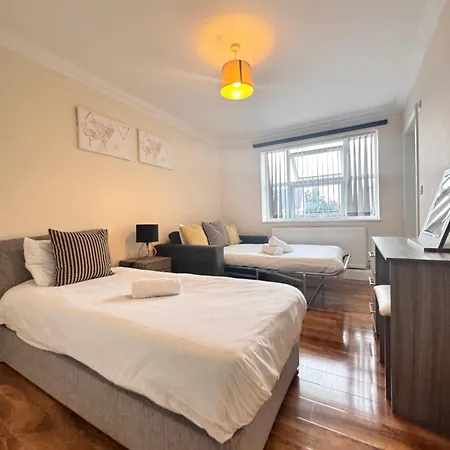 Stay Near Heathrow! Pristine, Convenient & Only 5 Mins To The Terminals Staines-upon-Thames Extérieur photo