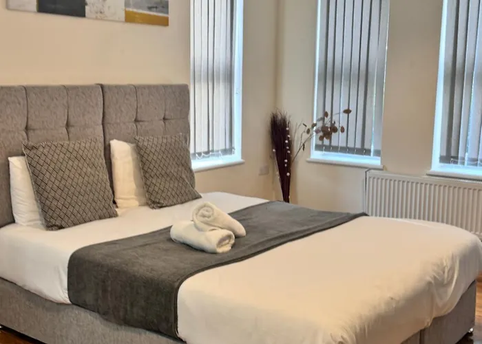 Stay Near Heathrow! Pristine, Convenient & Only 5 Mins To The Terminals