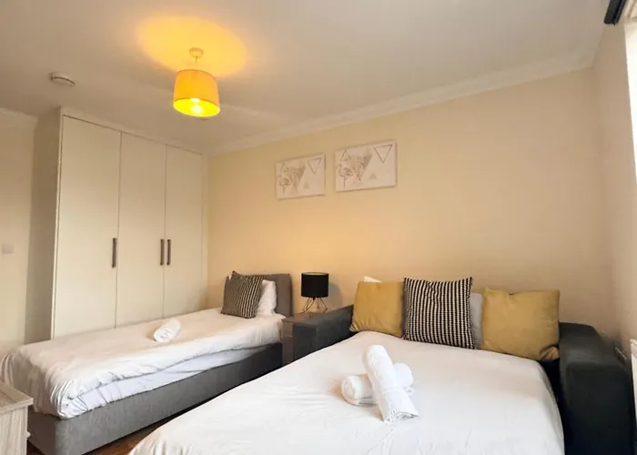 Stay Near Heathrow! Pristine, Convenient & Only 5 Mins To The Terminals
