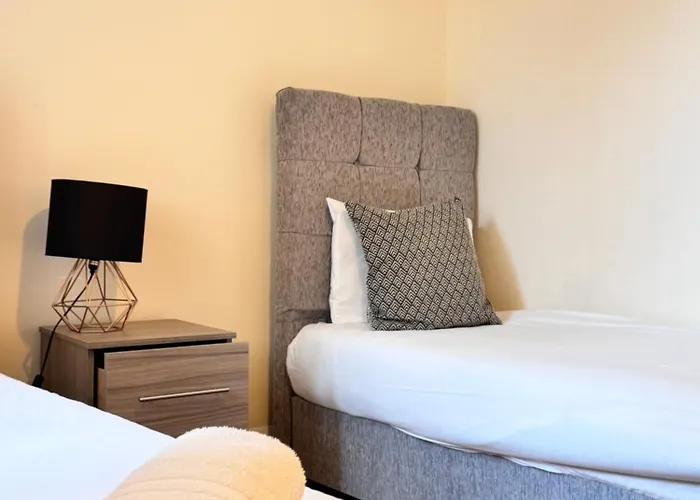 Stay Near Heathrow! Pristine, Convenient & Only 5 Mins To The Terminals