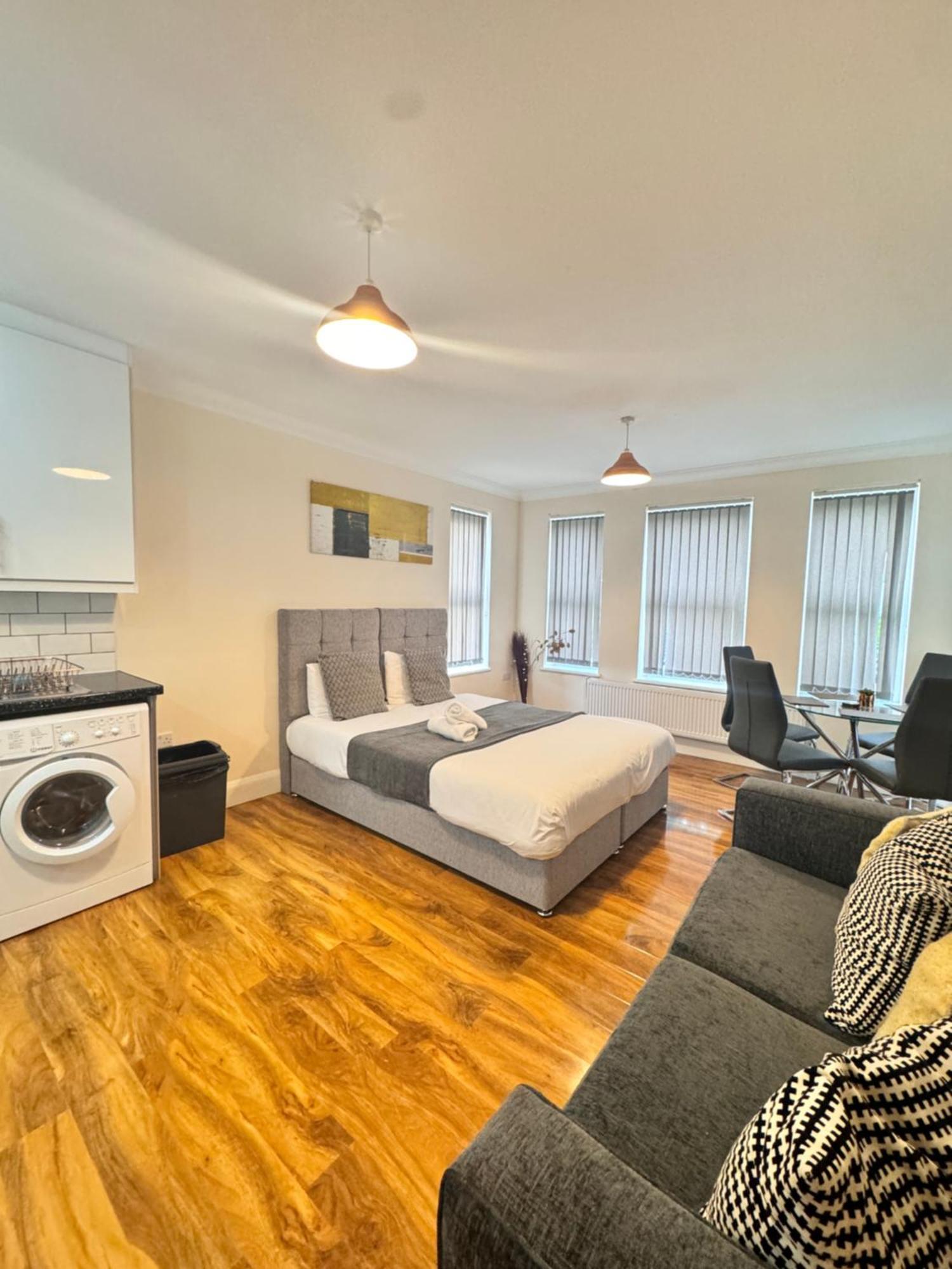 Near Heathrow! Pristine, Convenient & Only 5 Mins To The Terminals Homestay Staines-upon-Thames
