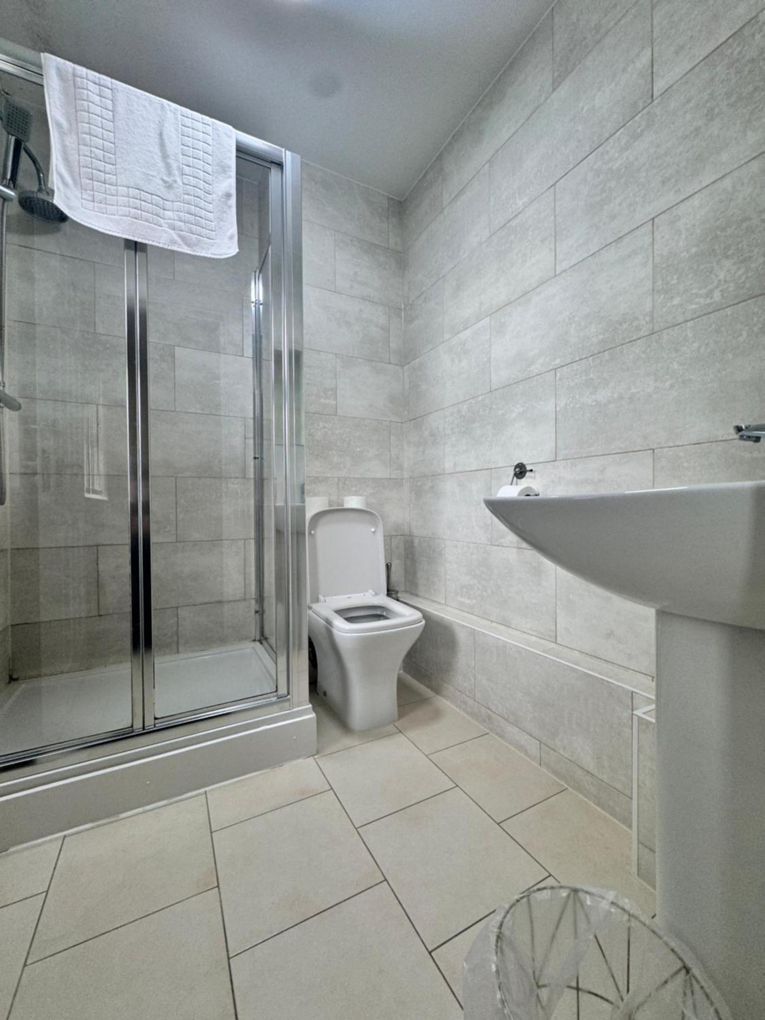Near Heathrow! Pristine, Convenient & Only 5 Mins To The Terminals *