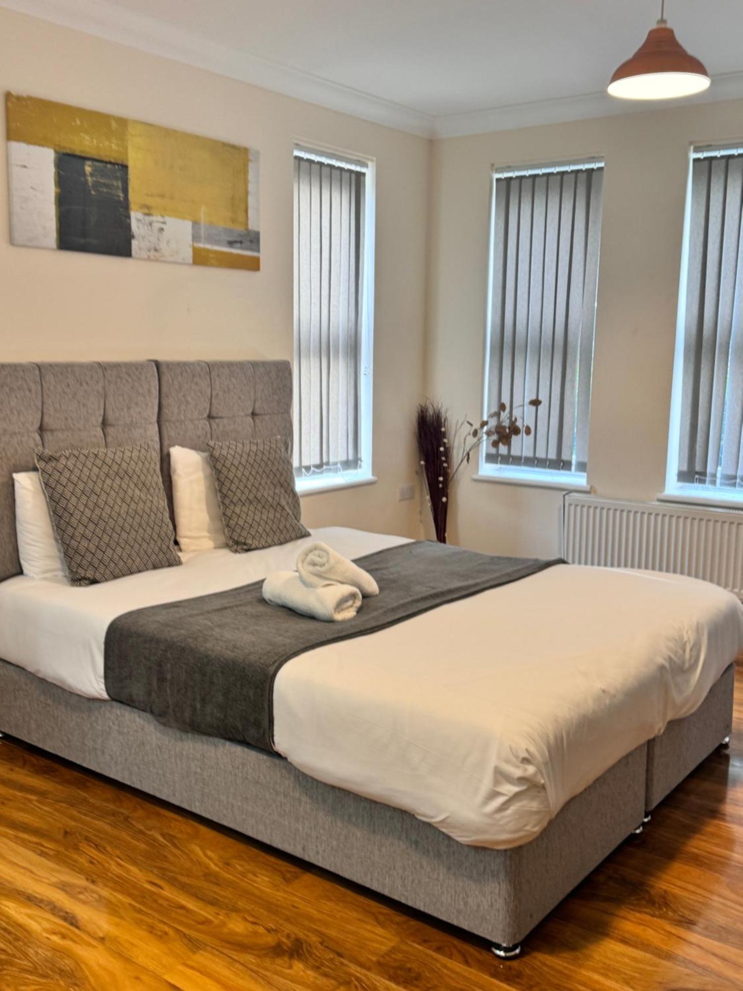 Near Heathrow! Pristine, Convenient & Only 5 Mins To The Terminals Staines-upon-Thames