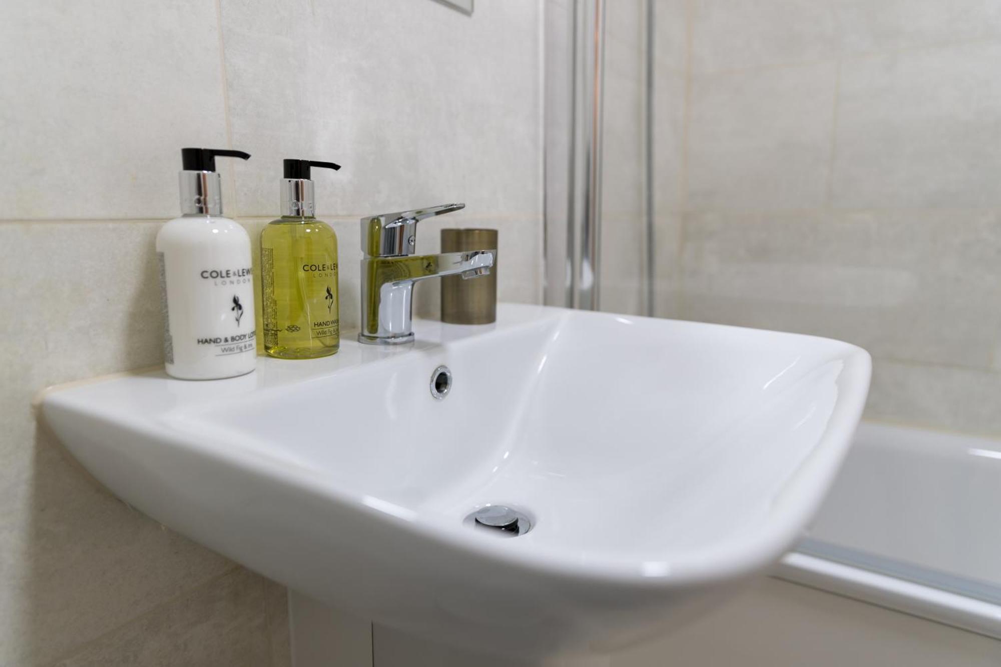 Near Heathrow! Pristine, Convenient & Only 5 Mins To The Terminals