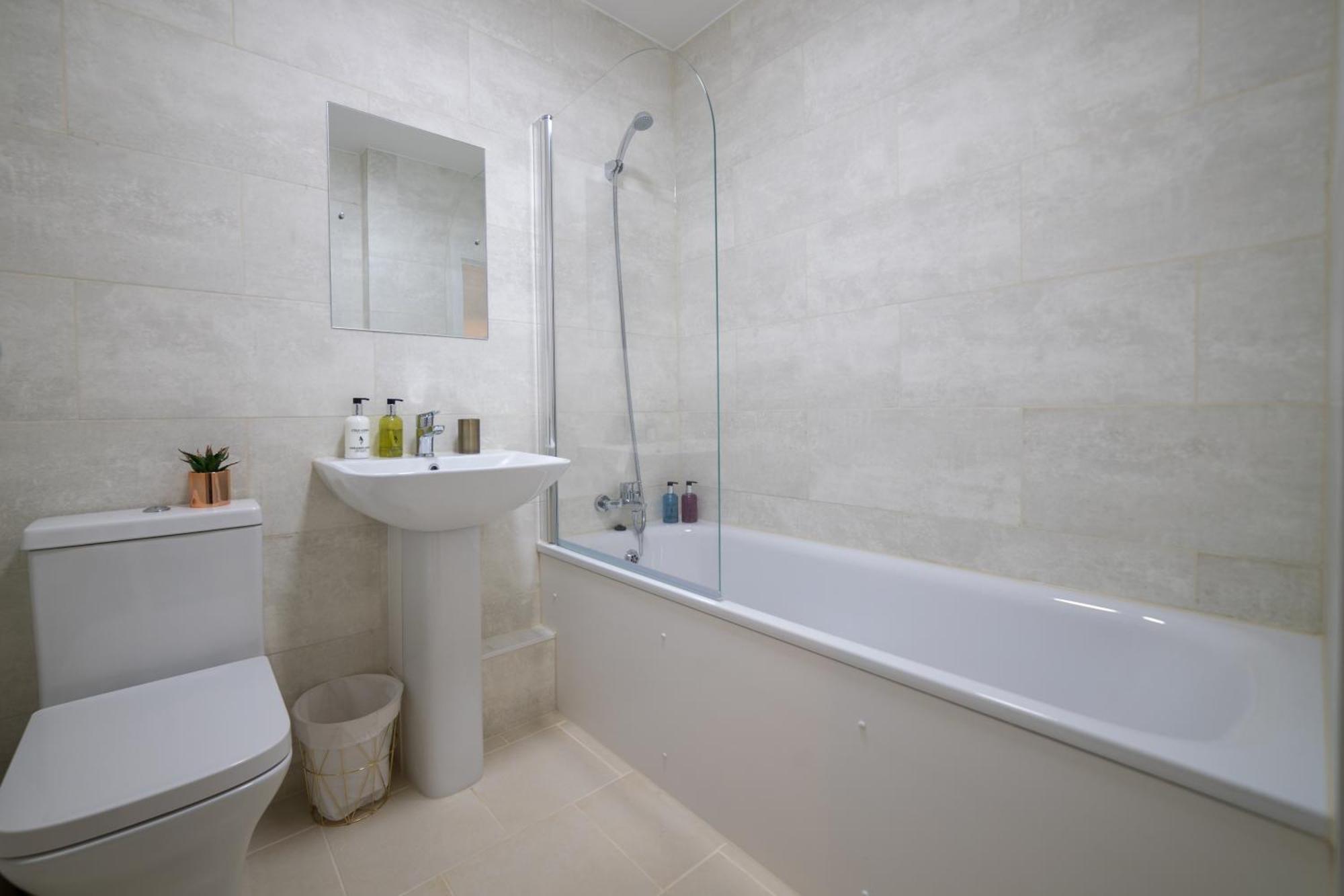 Homestay Near Heathrow! Pristine, Convenient & Only 5 Mins To The Terminals