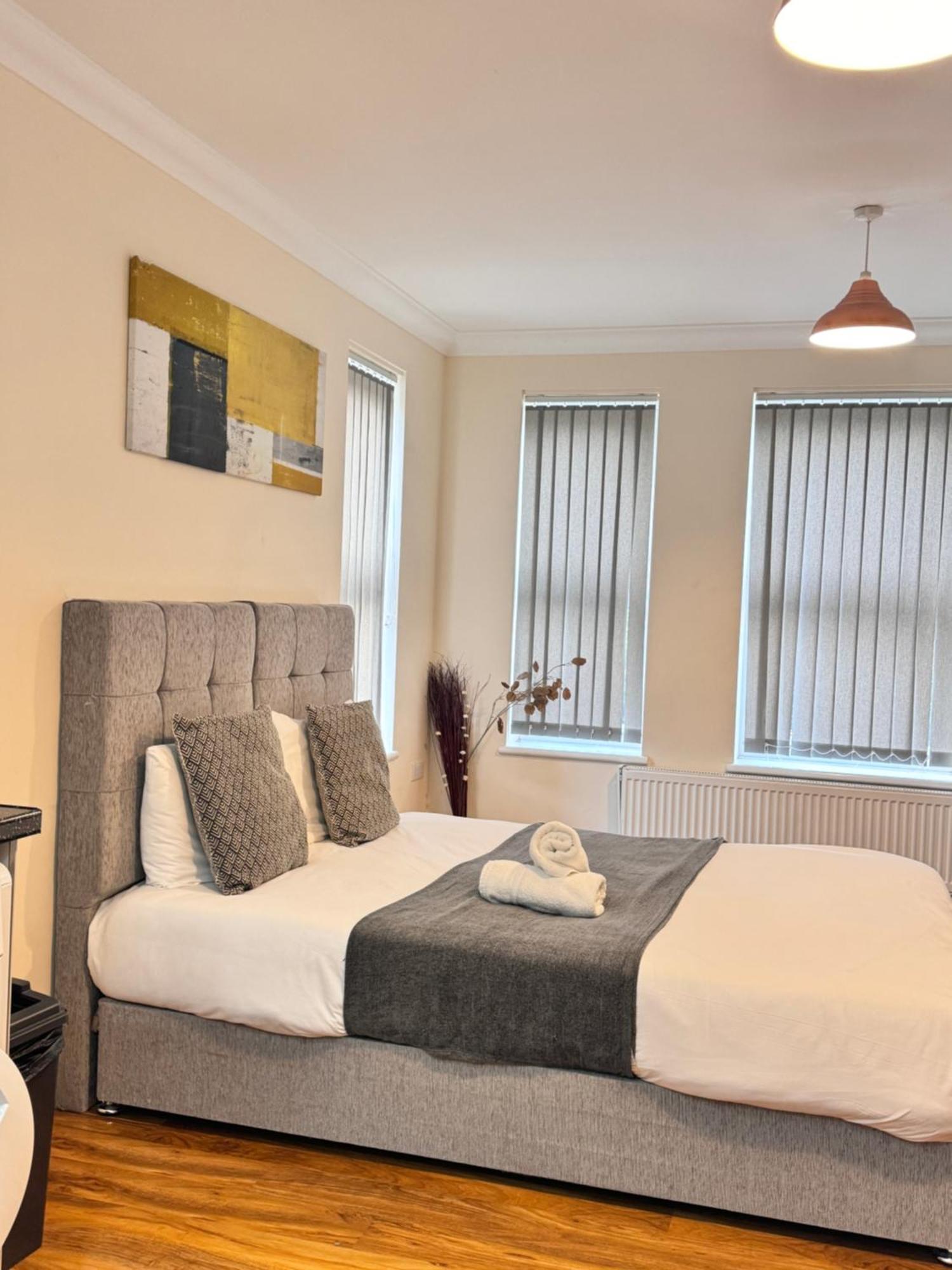 Homestay Near Heathrow! Pristine, Convenient & Only 5 Mins To The Terminals *
