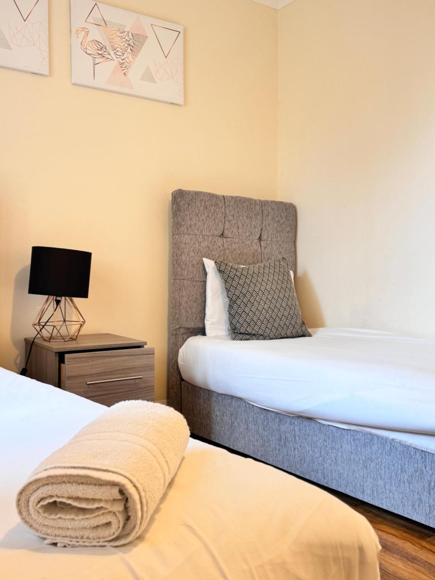 Near Heathrow! Pristine, Convenient & Only 5 Mins To The Terminals Staines-upon-Thames
