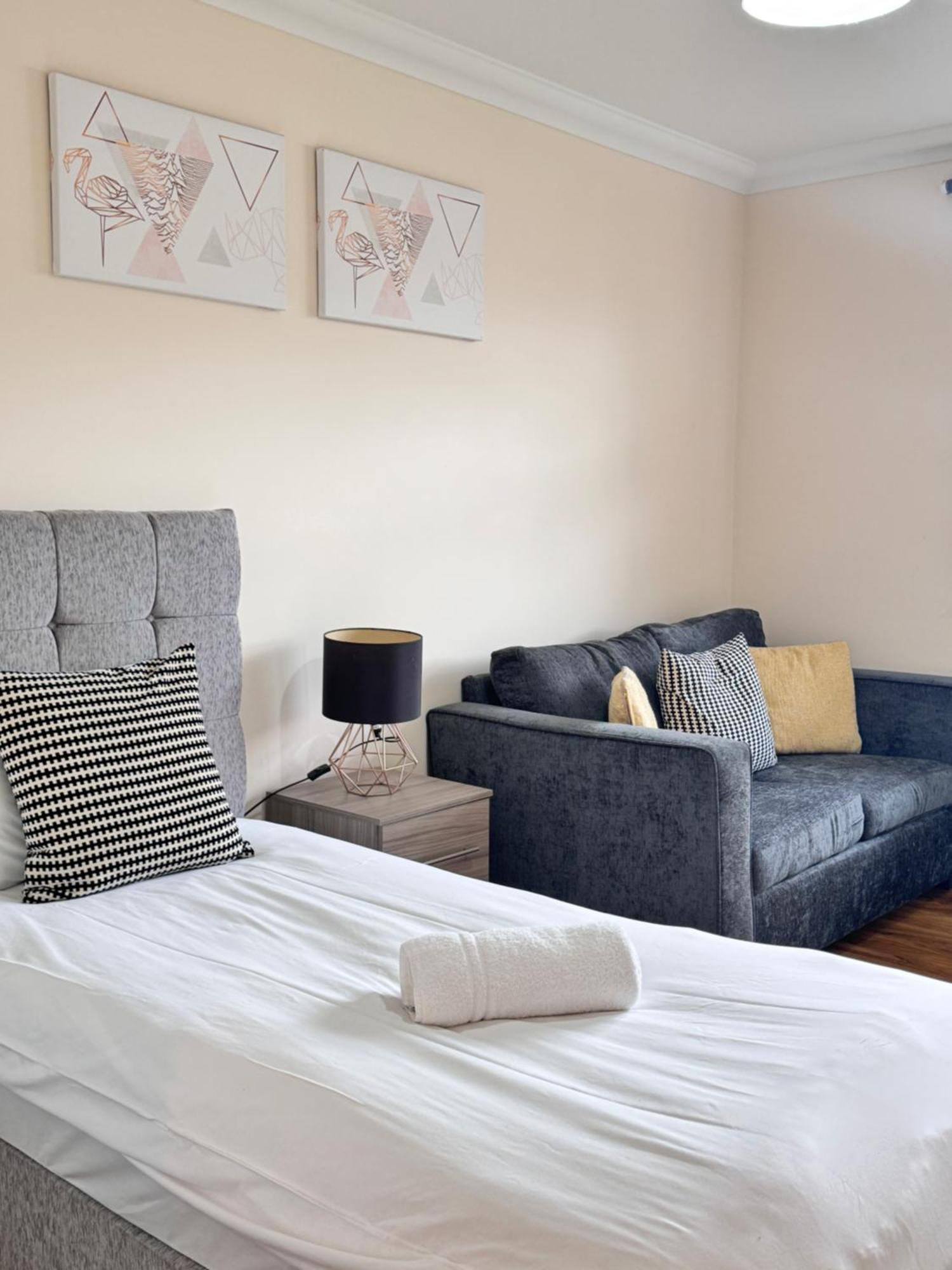 Near Heathrow! Pristine, Convenient & Only 5 Mins To The Terminals Homestay