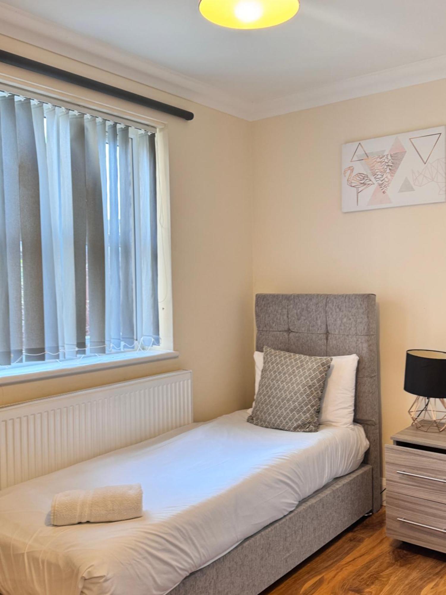 Homestay Near Heathrow! Pristine, Convenient & Only 5 Mins To The Terminals