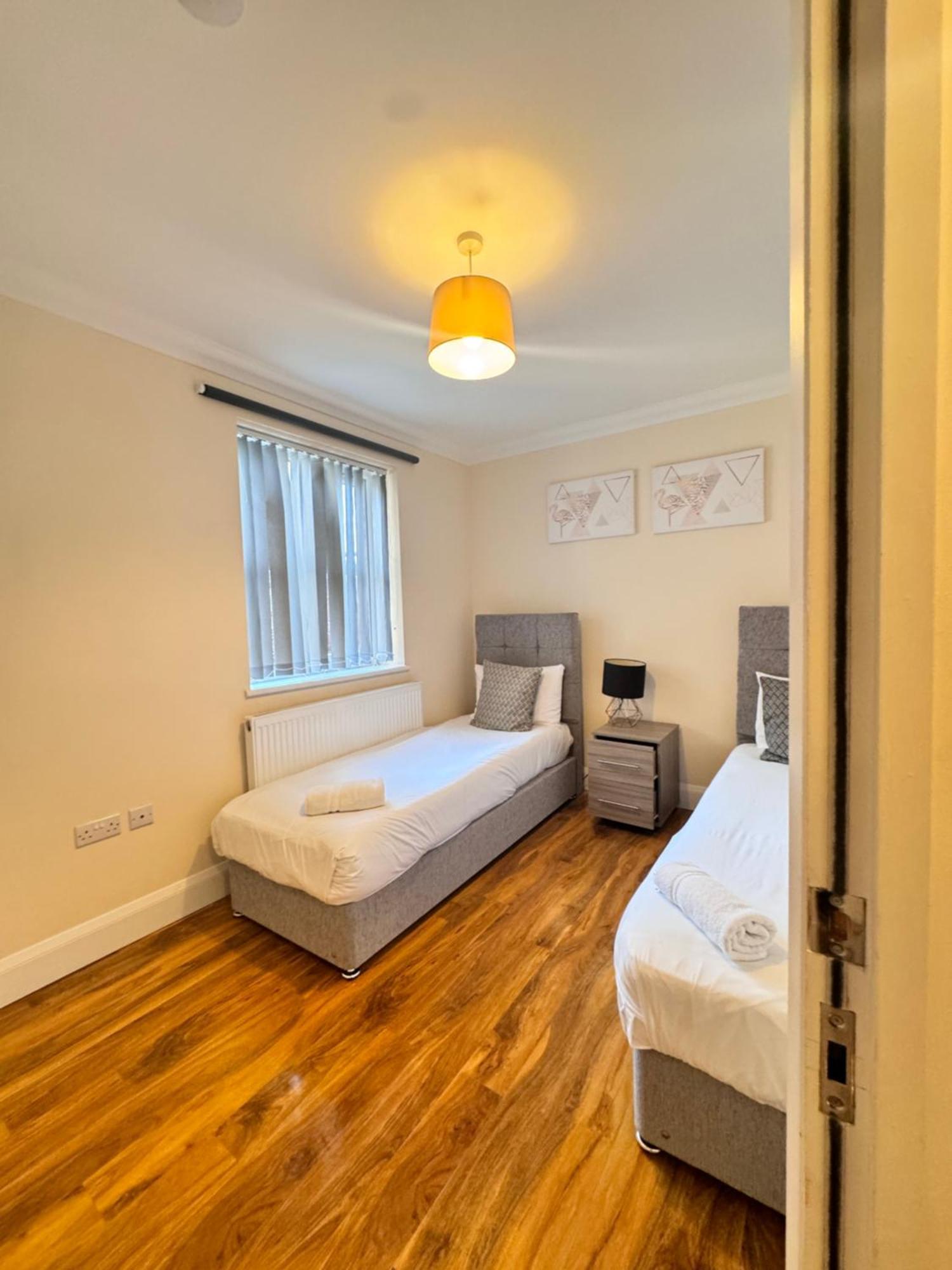 Near Heathrow! Pristine, Convenient & Only 5 Mins To The Terminals Homestay *