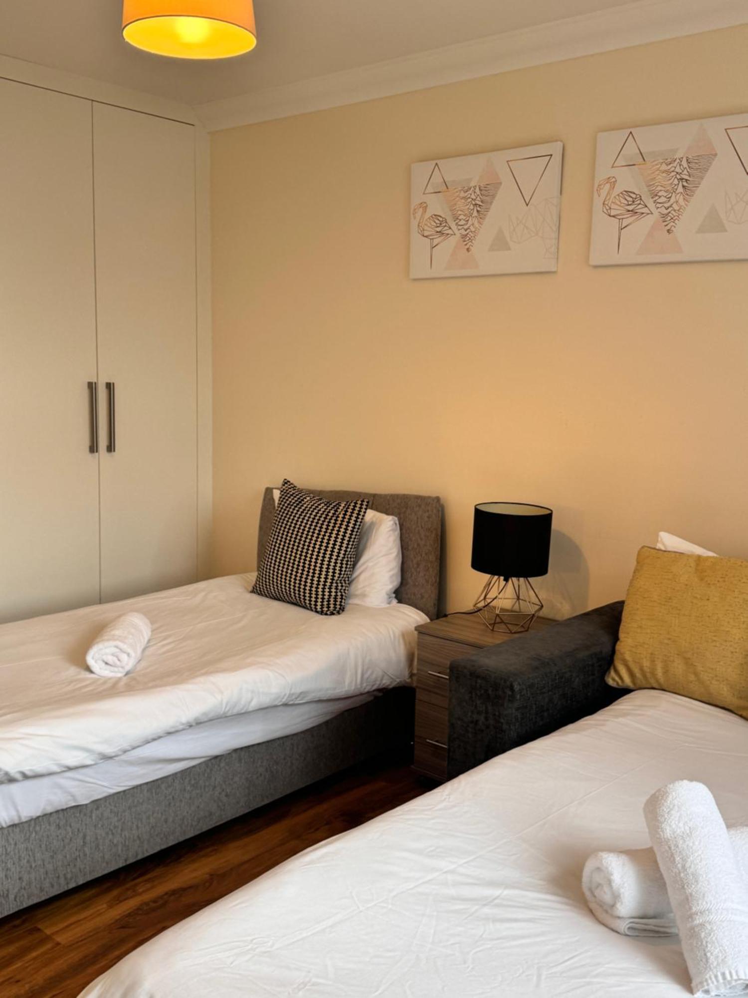 Near Heathrow! Pristine, Convenient & Only 5 Mins To The Terminals Homestay Staines-upon-Thames