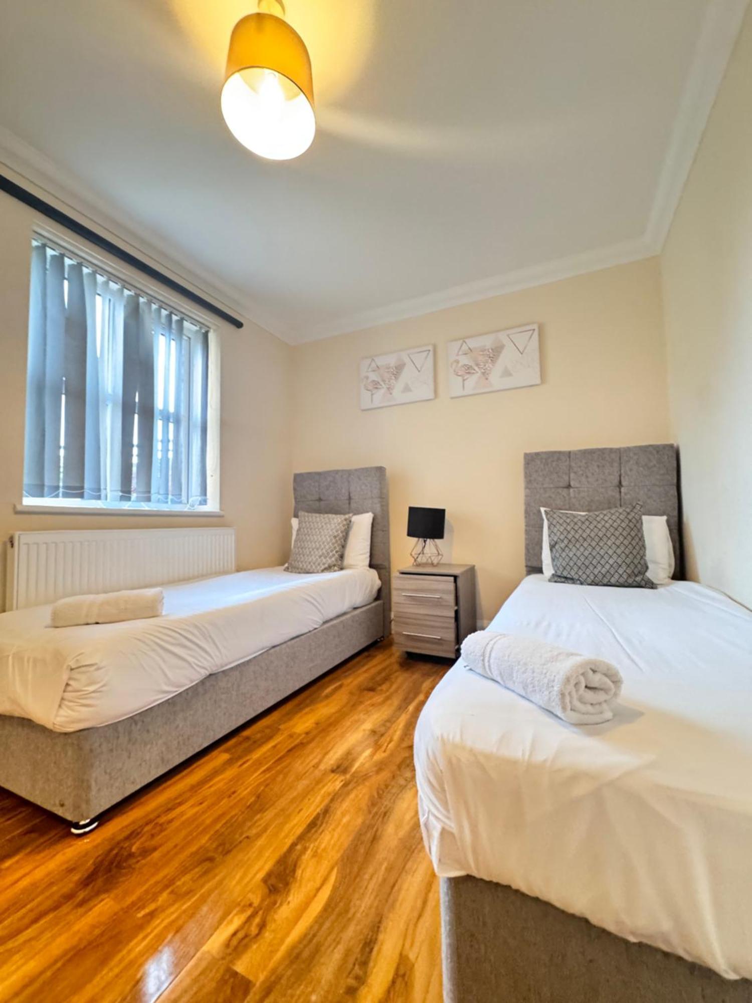Near Heathrow! Pristine, Convenient & Only 5 Mins To The Terminals Staines-upon-Thames