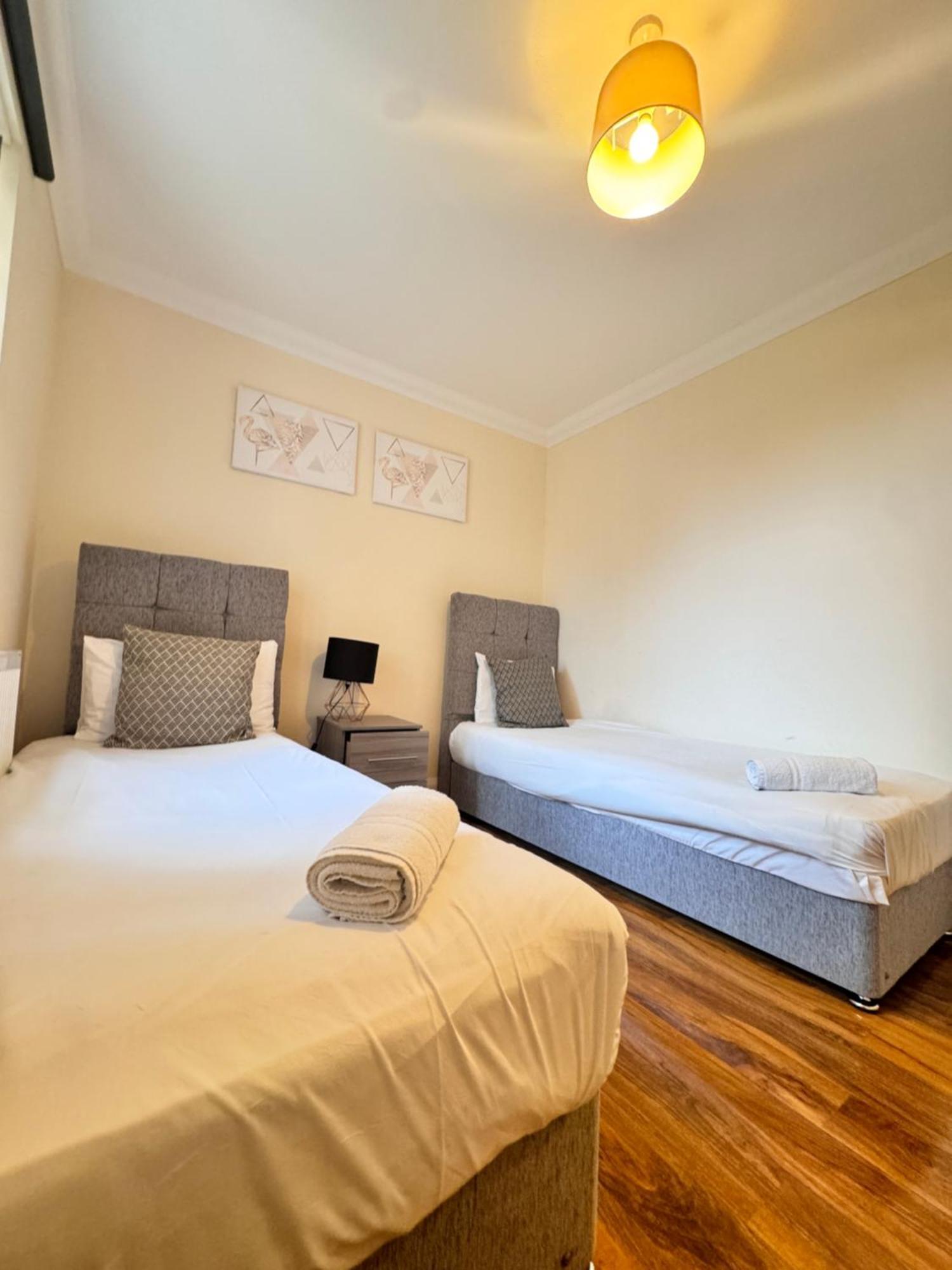 Near Heathrow! Pristine, Convenient & Only 5 Mins To The Terminals * Staines-upon-Thames