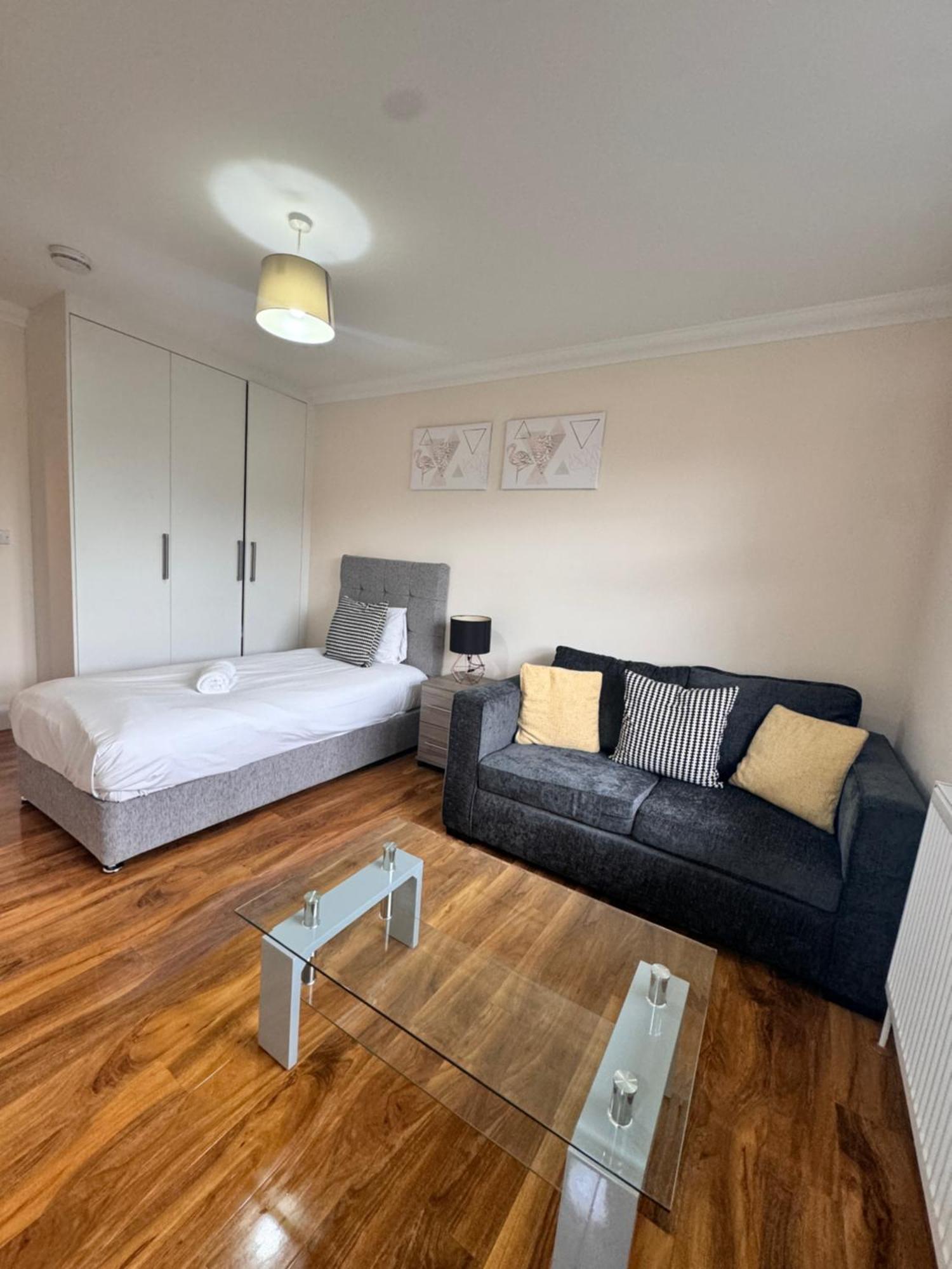 Homestay Near Heathrow! Pristine, Convenient & Only 5 Mins To The Terminals