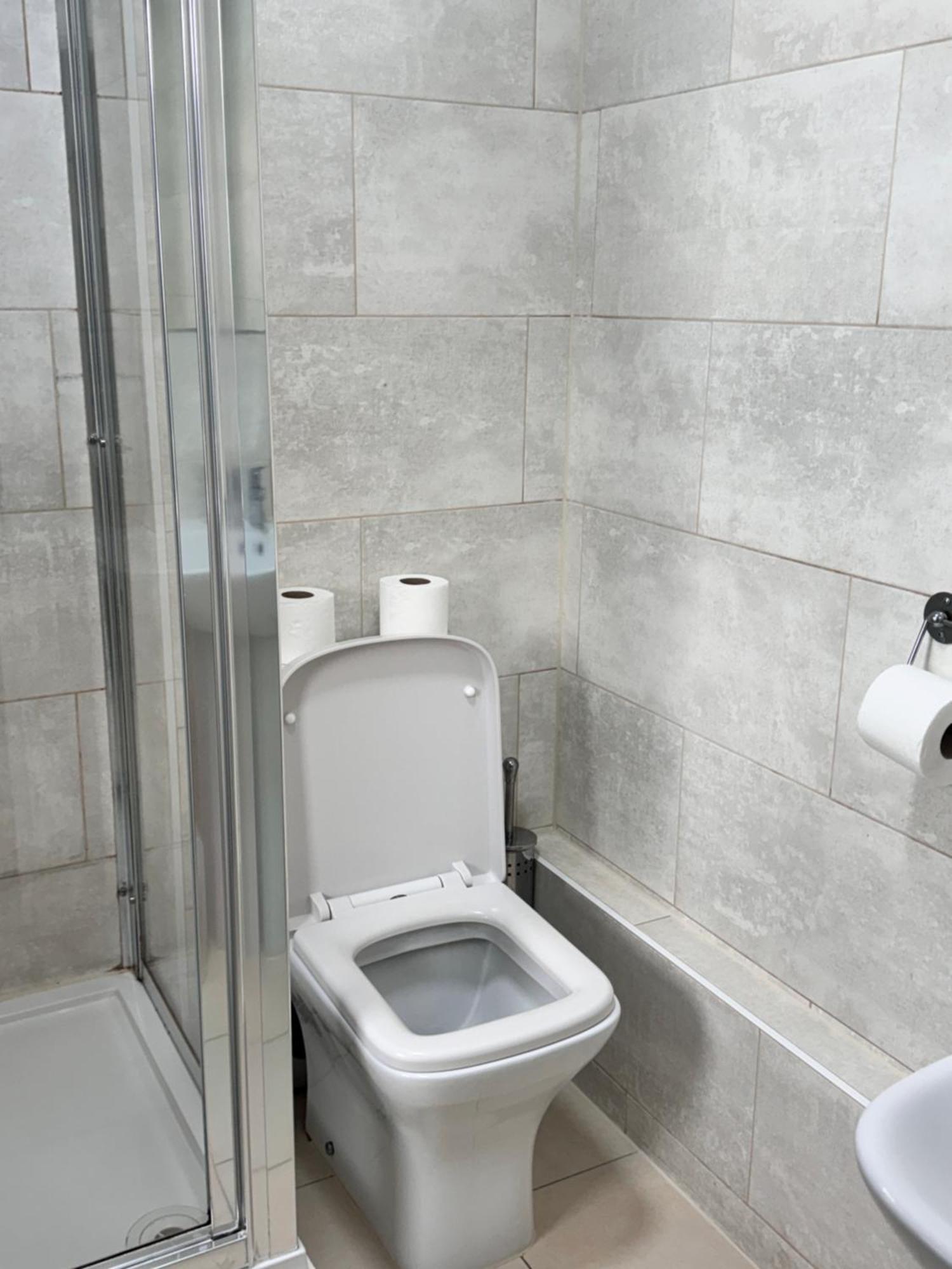 Near Heathrow! Pristine, Convenient & Only 5 Mins To The Terminals Homestay *