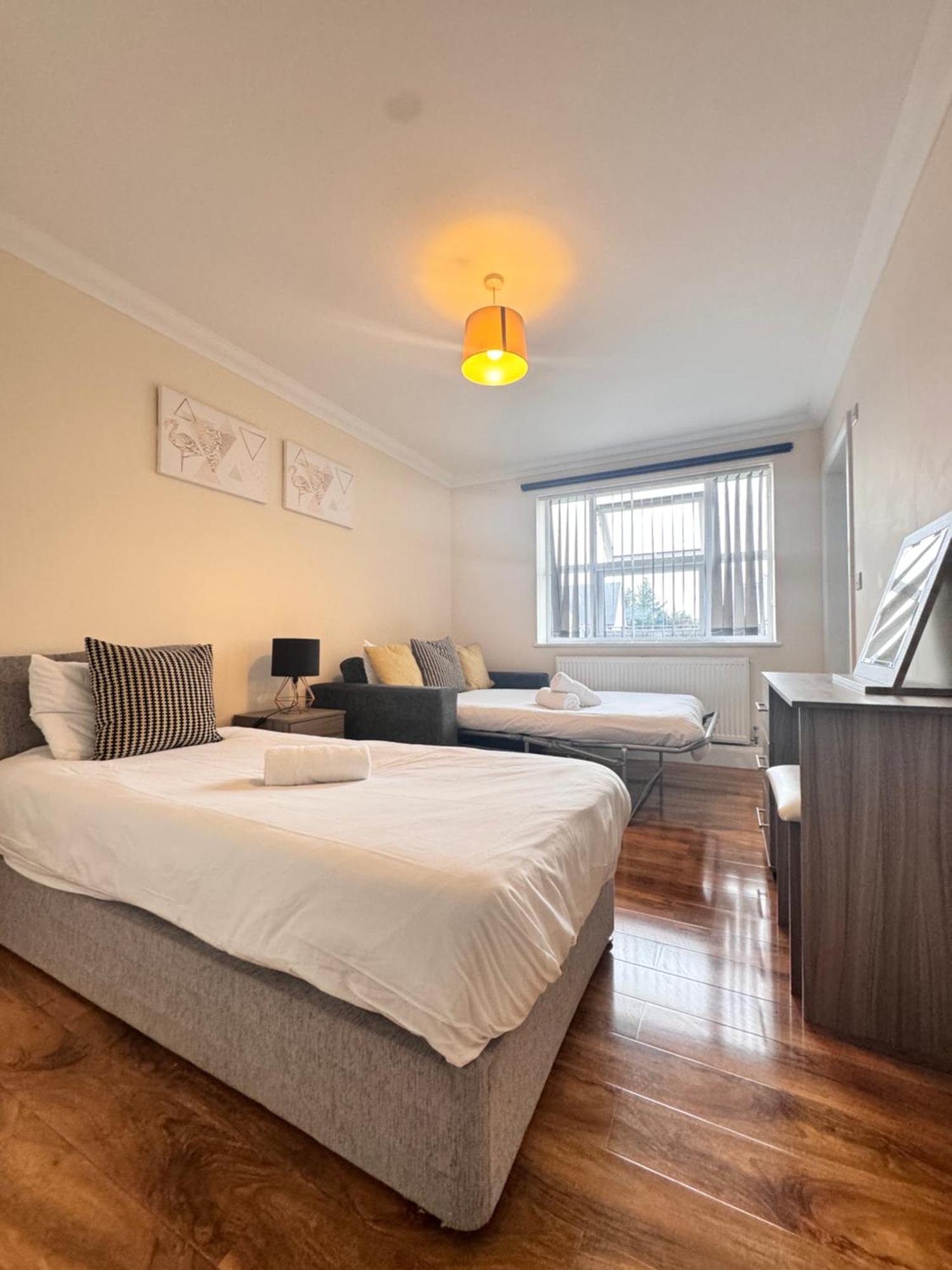 Homestay Near Heathrow! Pristine, Convenient & Only 5 Mins To The Terminals *