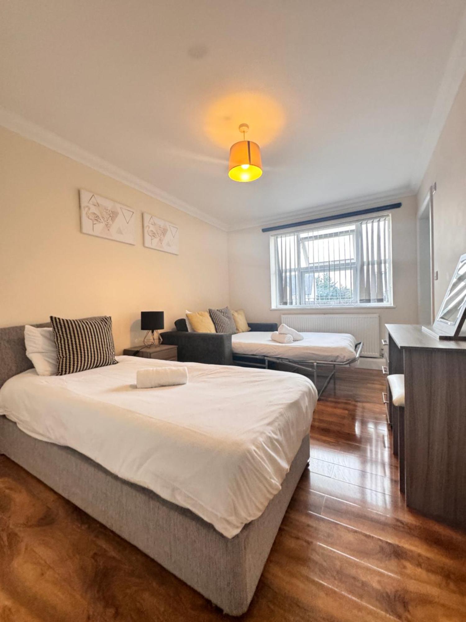 Homestay Near Heathrow! Pristine, Convenient & Only 5 Mins To The Terminals